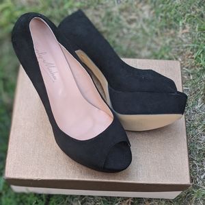 Black pumps